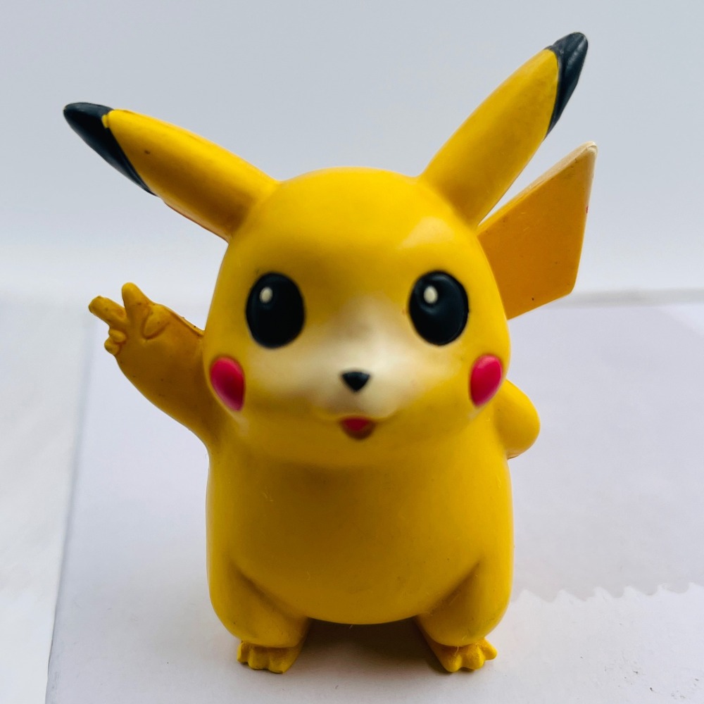 Tomy Pokemon Pikachu Mini Figure Waving Peace Sign Yellow PVC 2 Inch Vintage